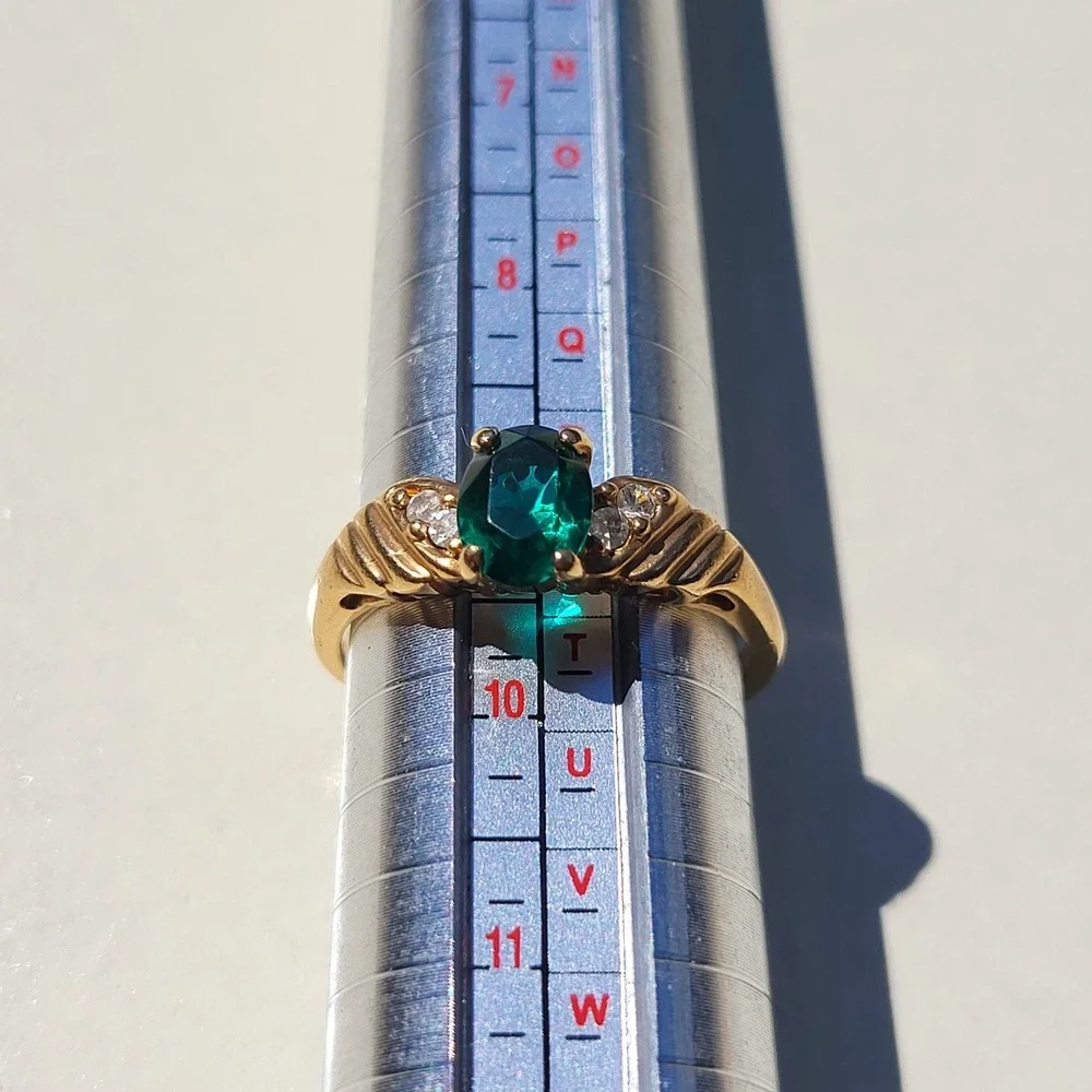 Gold Tone Green Stone Rhinestone Ring Size 9.5 Vintage Cocktail Jewelry - Picture 2 of 11
